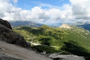 24 Ci abbassiamo nella Val Venegia con vista verso il Monte Castellazzo